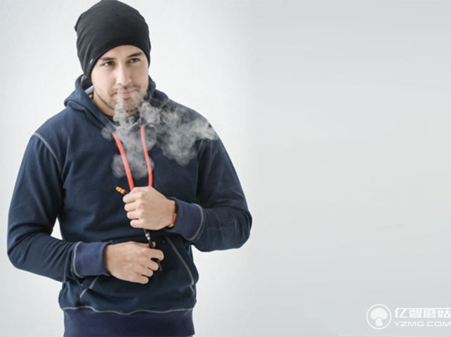 如何抽煙才能彰顯高逼格？藏在衣服里抽