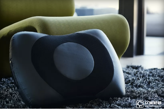 這個(gè)智能枕頭同時(shí)也是充電寶 還能放音樂