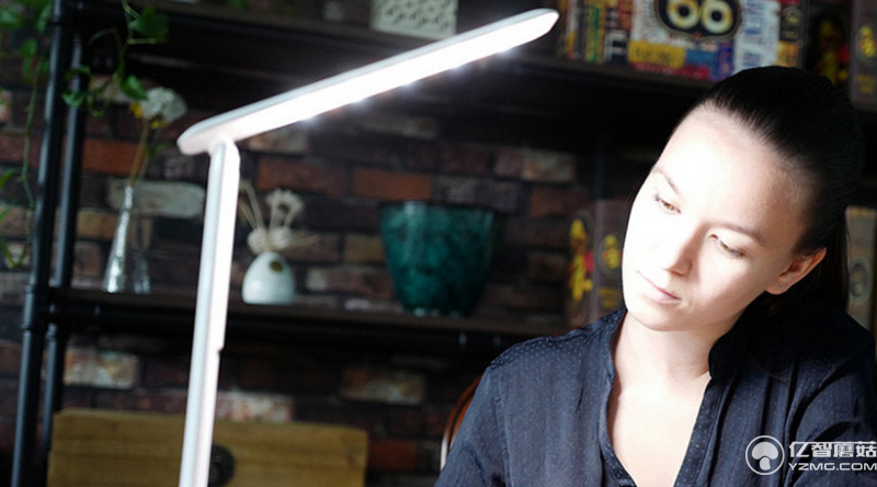 REMAX折疊護眼臺燈:路遙知馬力日久見燈芯