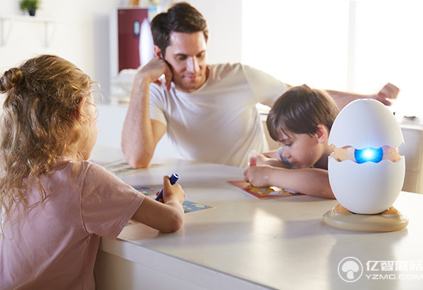 這個蛋型“怪獸”可以陪小孩聊天 還能秒變投影