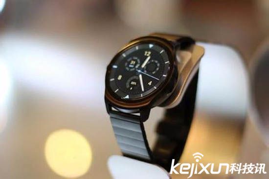 武大校花佩戴Ticwatch 2街拍照 沉魚落雁閉月羞花