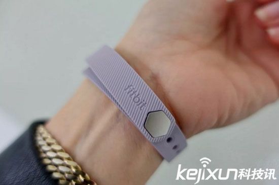 Fitbit發布兩款智能運動手環 外觀時尚獨具匠心