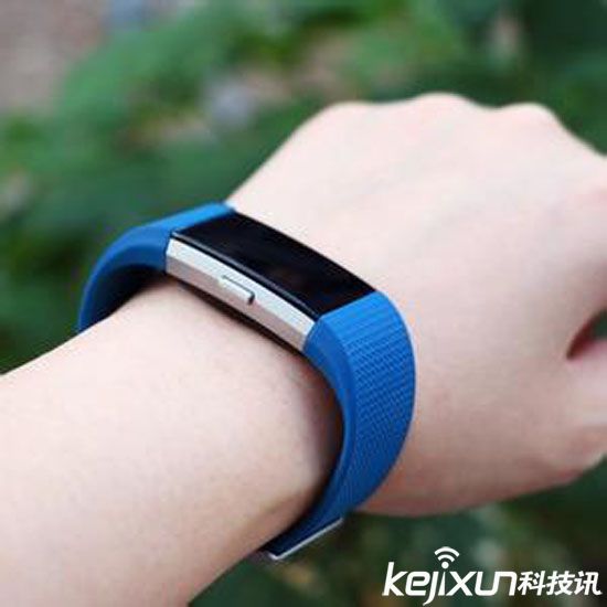 Fitbit發布兩款智能運動手環 外觀時尚獨具匠心