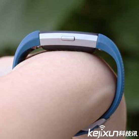 Fitbit發布兩款智能運動手環 外觀時尚獨具匠心