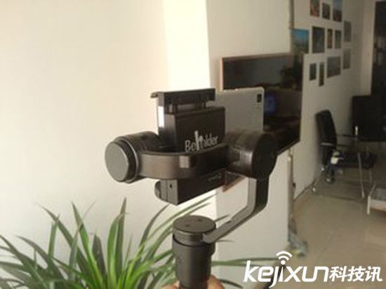 大疆創新發布靈眸Osmo手機云臺 售價1999元