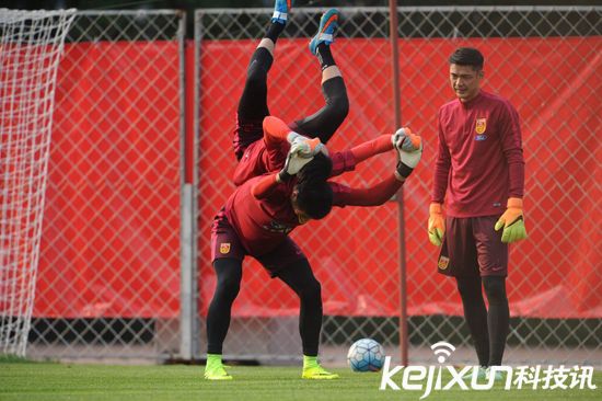 國足沈陽備戰(zhàn)下場同伊朗比賽 隊(duì)員訓(xùn)練身上所穿內(nèi)衣是什么?