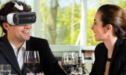 戴VR頭盔吃東西會感覺食物更香？腦洞真大