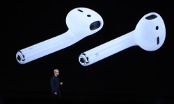 庫克：AirPods正因?yàn)闆]有耳機(jī)線才不容易脫落