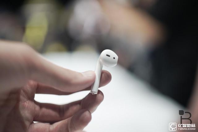 庫克:AirPods正因為沒有耳機線才不容易脫落
