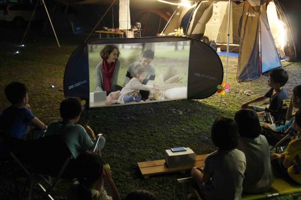 汽車影院浪漫？其實你能為她打造自己的熒幕