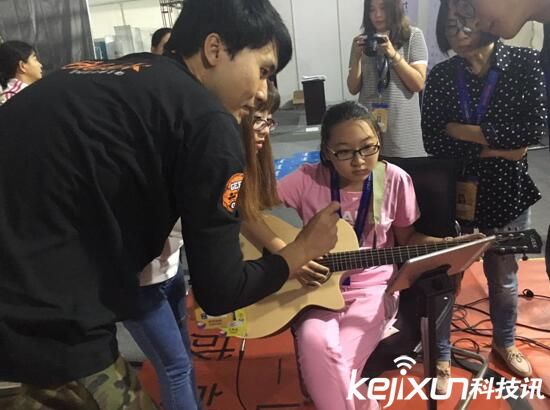 MTA天漠音樂節(jié)樂迷現(xiàn)場體驗Geek智能吉他魅力