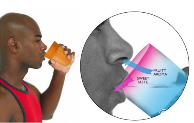 團隊經過長時間研發，制作出會散發暗示味覺香氣的塑膠杯。