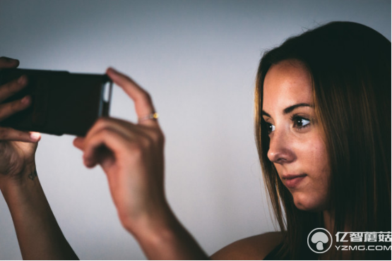 想要補(bǔ)妝更輕松？ 看看這款輕薄的保護(hù)套 