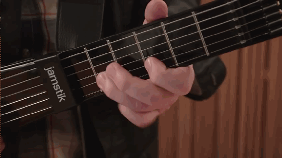 便攜超帥的數(shù)字吉他 助你瞬間撩妹成功