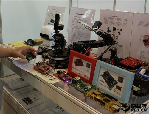 國產核心科技!龍芯機器人控制器首次亮相