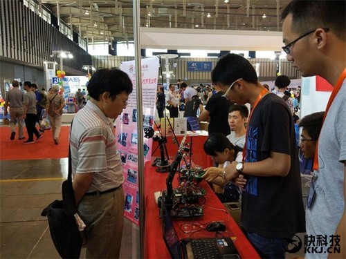 國產核心科技!龍芯機器人控制器首次亮相