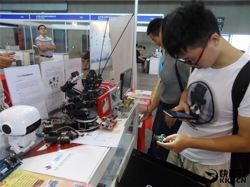 國產核心科技!龍芯機器人控制器首次亮相