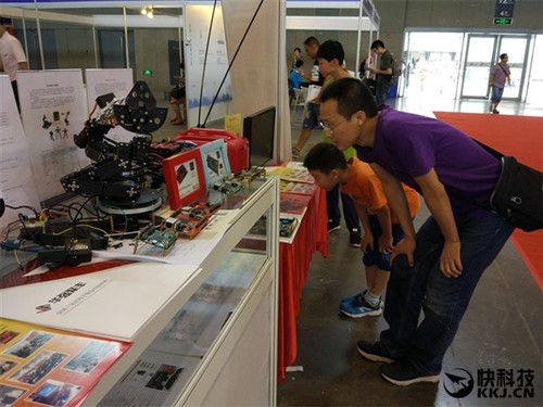 國產核心科技!龍芯機器人控制器首次亮相