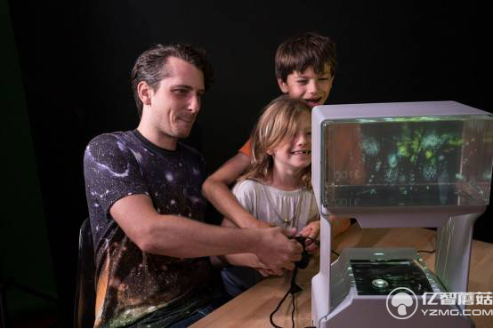 不用頭盔和眼鏡 用這個盒子可以直接體驗到AR