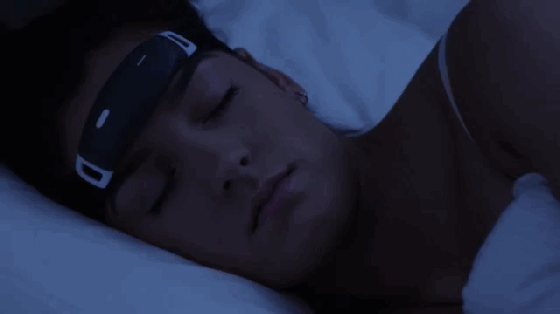 這個頭環不僅治療失眠 還能營造“盜夢空間”