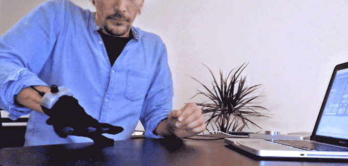 DJ們看過來 這款音樂手套讓你打碟更High