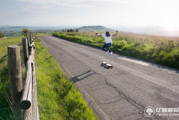 最輕的折疊電動(dòng)滑板能塞進(jìn)包里 續(xù)航15公里
