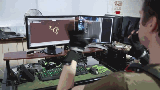 穿上Control VR外設 虛擬角色手指都能活動了