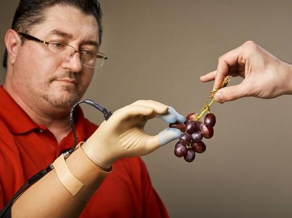 暖心!智能假肢讓截肢者重獲手心的溫度