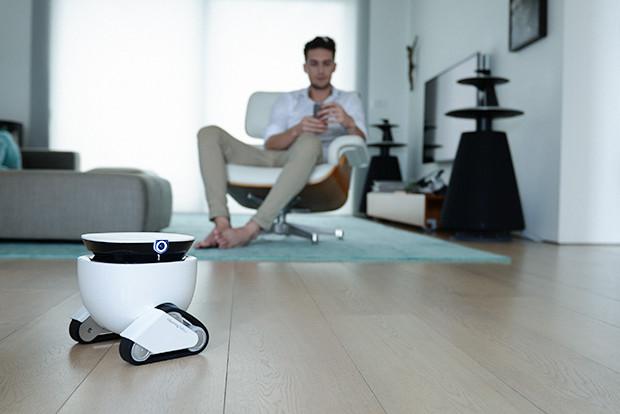 這款機(jī)器人不僅能賣萌 端茶送水逗寵物全精通