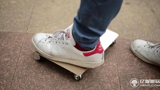 這款電動滑板非常小巧 能被裝進(jìn)13英寸<a href=/pc/ target=_blank class=infotextkey>電腦</a>包