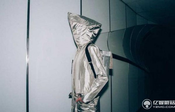 時尚又保護隱私的金色風衣 IT潮人們得人手一件