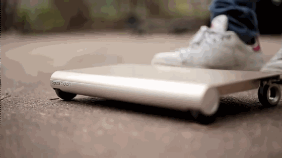 這款電動滑板非常小巧 能被裝進(jìn)13英寸電腦包