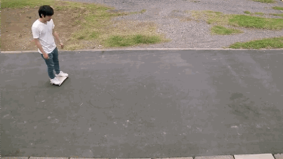 這款電動滑板非常小巧 能被裝進(jìn)13英寸電腦包