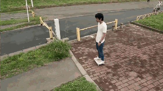 這款電動滑板非常小巧 能被裝進(jìn)13英寸電腦包