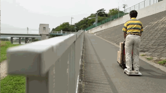 這款電動滑板非常小巧 能被裝進(jìn)13英寸電腦包