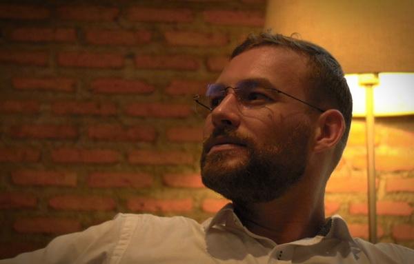 自動調節顏色和透明度的眼鏡 耍酷護眼都用得上