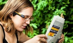 佩戴Orcam MyEye小相機：盲人就能讀書看報了