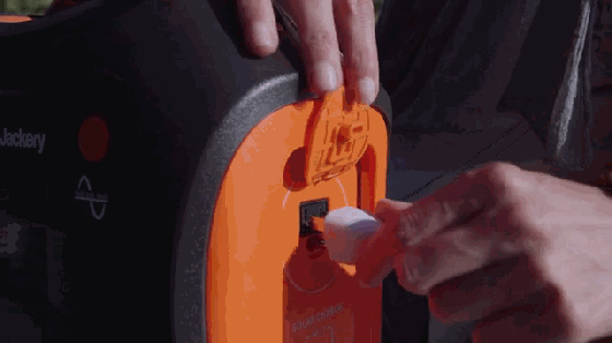 便攜太陽能發電機 讓你在戶外也能看電視