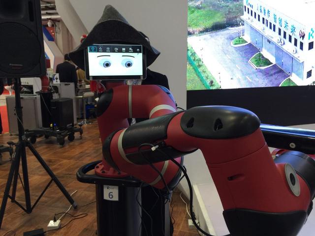 誰說機(jī)械臂就一定粗魯?這個(gè)機(jī)器人你碰一下它就不動(dòng)了