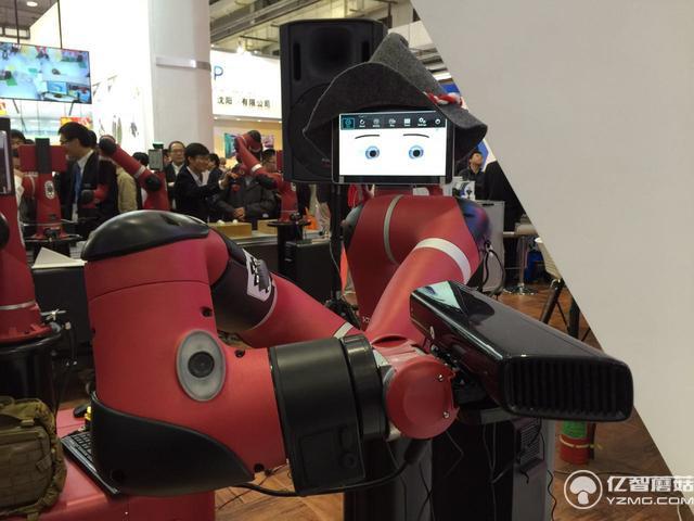 誰說機(jī)械臂就一定粗魯?這個(gè)機(jī)器人你碰一下它就不動(dòng)了