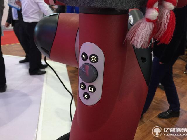 誰說機(jī)械臂就一定粗魯?這個(gè)機(jī)器人你碰一下它就不動(dòng)了