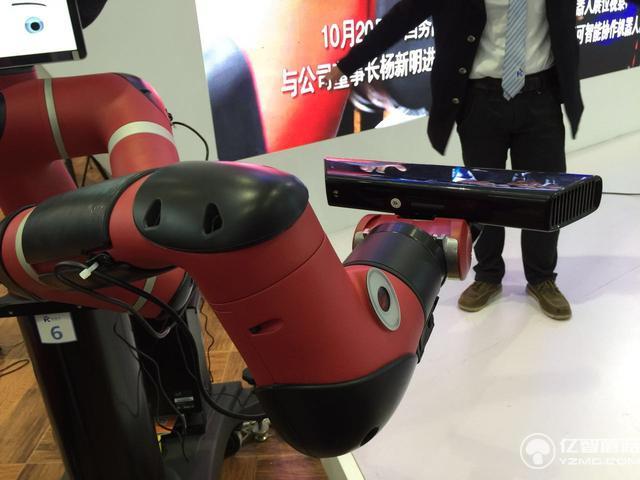 誰說機(jī)械臂就一定粗魯?這個(gè)機(jī)器人你碰一下它就不動(dòng)了