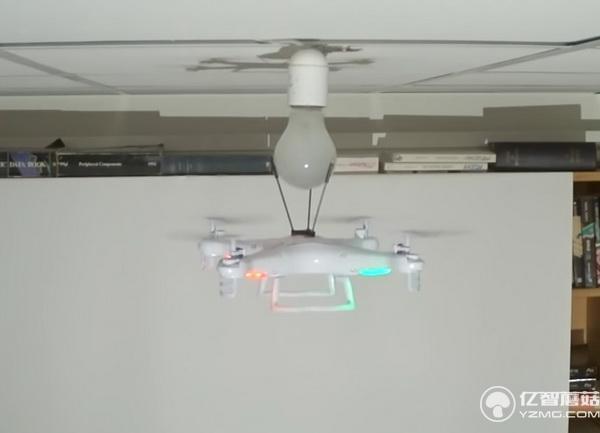 萬萬沒想到!無人機居然都能幫人類換燈泡了