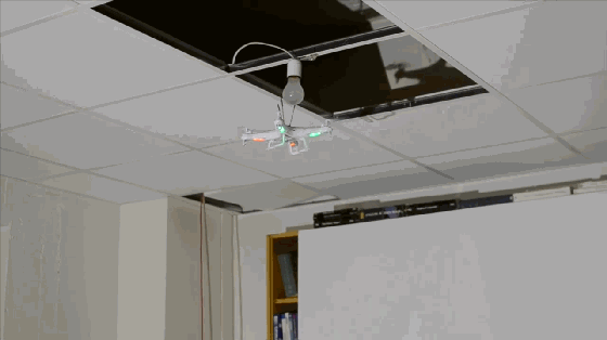 萬萬沒想到!無人機居然都能幫人類換燈泡了