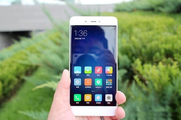 紅米Pro直降400元 小米<a href=/mobile/ target=_blank class=infotextkey>手機</a>成新跳水冠軍