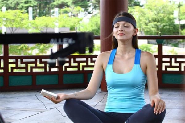 智商不夠道具來(lái)湊 戴上它你智商堪比霍金