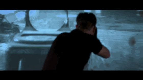 玩VR游戲得坐這把椅子 再也用不著帶線的手柄