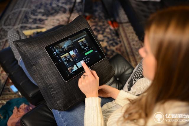 有了這款很會“吸”的抱枕 再也不怕被平板呼臉啦