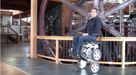 豐田推出可攀爬樓梯的iBot機械輪椅