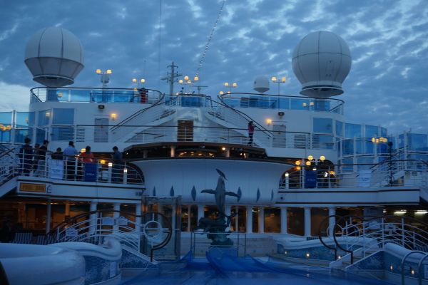 郵輪甲板,一場VR電競比賽正在進行